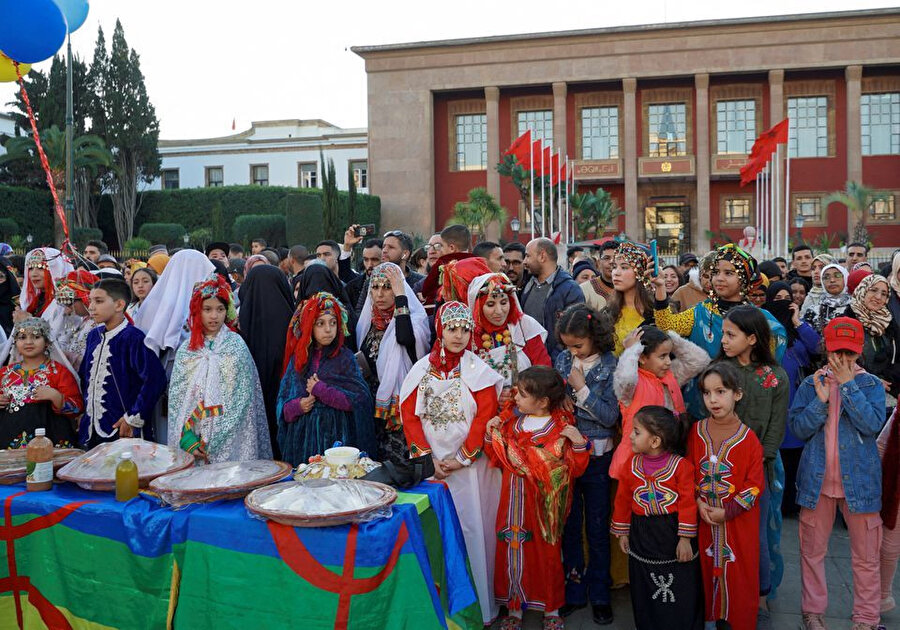 Geleneksel kıyafetler giyen Amazig halkı, 13 Ocak 2023'te Fas'ın Rabat kentinde yeni yıllarını parlamentonun dışında kutlarken, hükümeti yılbaşı gününü resmî olarak tanımaya ve dillerini desteklemek için daha fazla çaba göstermeye çağırmıştı.