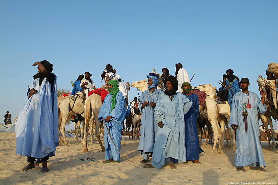 Sahra Çölü'nü kendilerine mesken edinmiş bir Berberî kabilesi olan Tuaregler, mavi, uzun, bütün bedeni saracak şekilde tasarlanmış kendilerine özgü etnik giysiler giyiyor ve yüzlerini örtülerle kapatıyor.