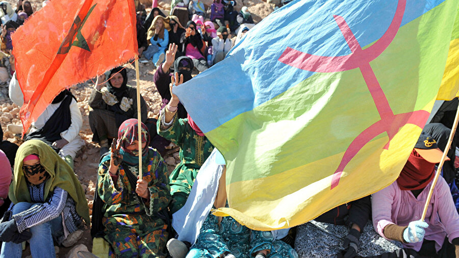 Fas, Berberîceyi resmî dil olarak tanıyan ilk Amazig ülkesi olmasına rağmen, Berberî aktivistler, Berberîcenin okullarda ve yönetimde uygun şekilde yer almamasından yakınıyor.