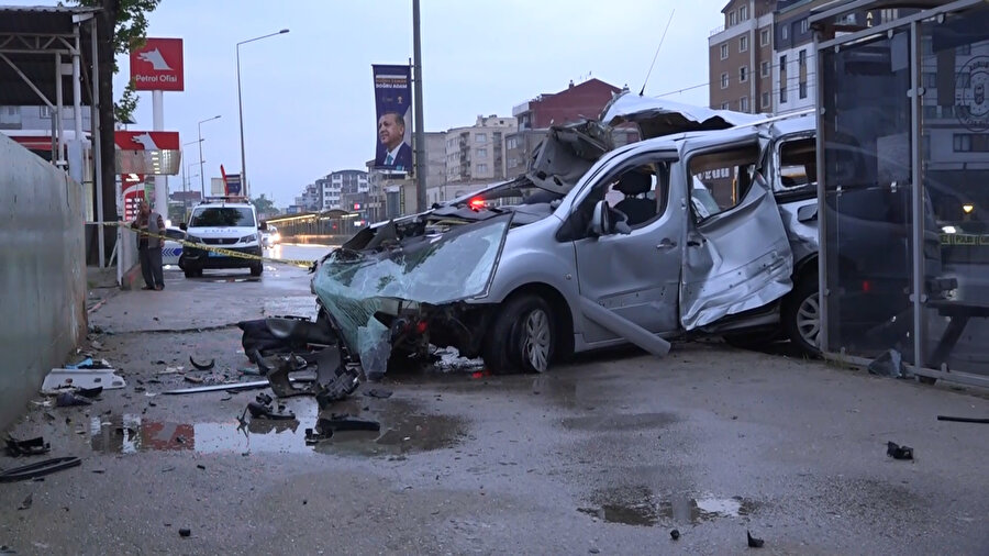 Otomobil ve durağa çarpan araç ikiye bölündü: İki ölü