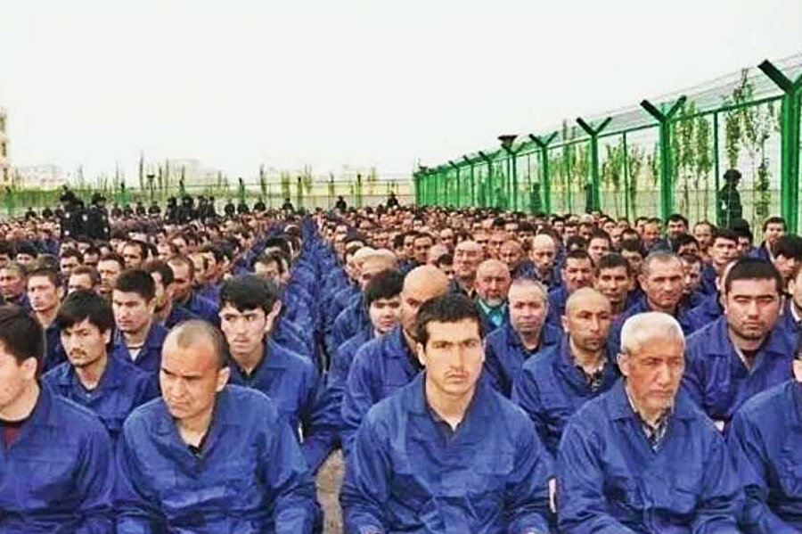 Yetkililer tarafından "meslekî eğitim merkezleri" olarak adlandırılan yeniden eğitim kamplarında 1 milyondan fazla Müslüman Uygur'un gözaltına alındığını tahmin ediliyor.