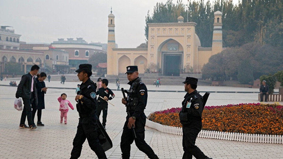 Çin hükümetinin Sincan'da gözetleme teknolojisini kötüye kullanması, telefonlarında sadece Kur'ân uygulaması olan Uygurların polis sorgusuyla karşı karşıya kalabileceği anlamına geliyor.