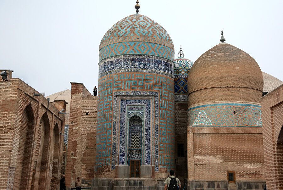 Komplekste Şeyh Safi Türbesi'nin yanı sıra birkaç mezar, Şah İsmail Türbesi, Çinihane adında bir bina, bir cami, hacılar için odalar vb. şeyler yer almaktadır.