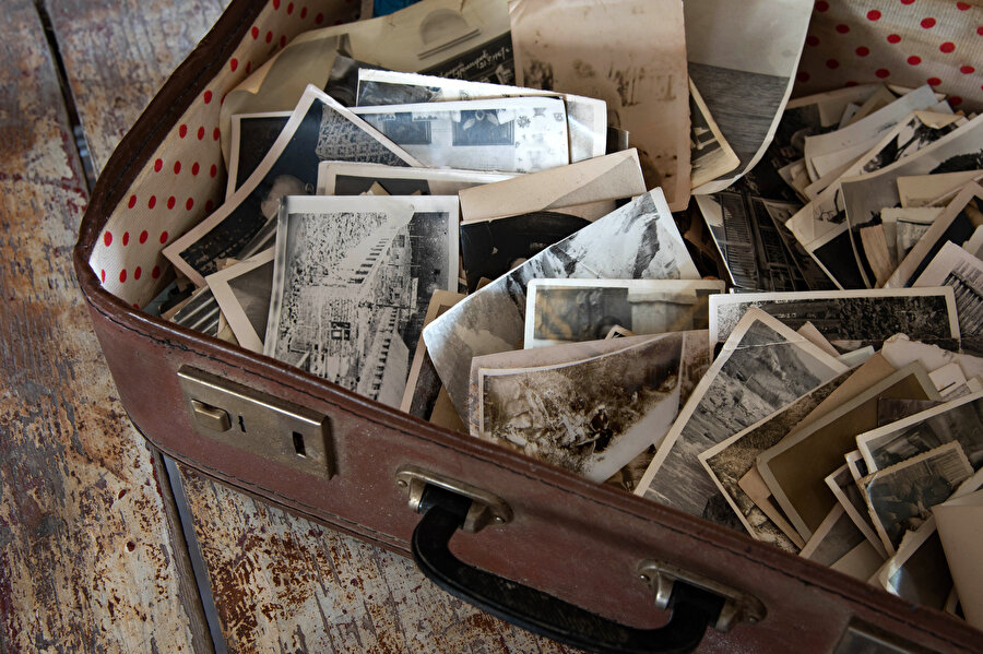 Hafıza ile ilişkimizin dünya ile ilişkimize sıkı sıkıya bağlı olmasından kaynaklanır. Kendimize dair sorularımız hafızanın neyi neden hatırladığımızın da anahtarıdır.