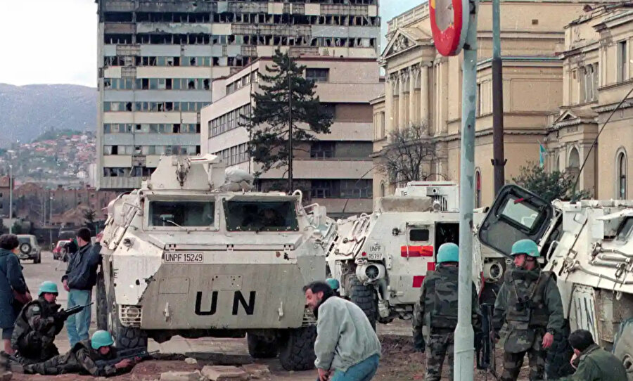 BM barış gücü ve Saraybosna vatandaşları, 'Sniper Alley'de açılan ateşe karşı siper alıyor, Mart 1993. 