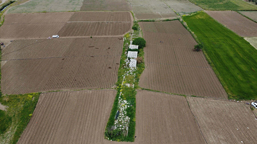 Tam 2 bin yıllık: Domates tarlaları arasında kaldı