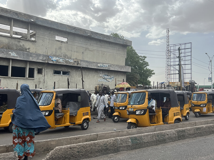 Küçük boyutları sayesinde yoğun trafikte kolayca ilerleyebilen adaidaitalar, Nijerya'da yaygın olarak tercih edilen ulaşım araçlarından.