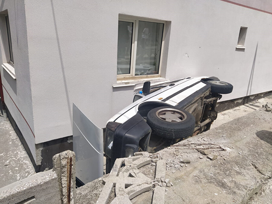 Freni tutmayan otomobil devrildi: Sürücü yaralı