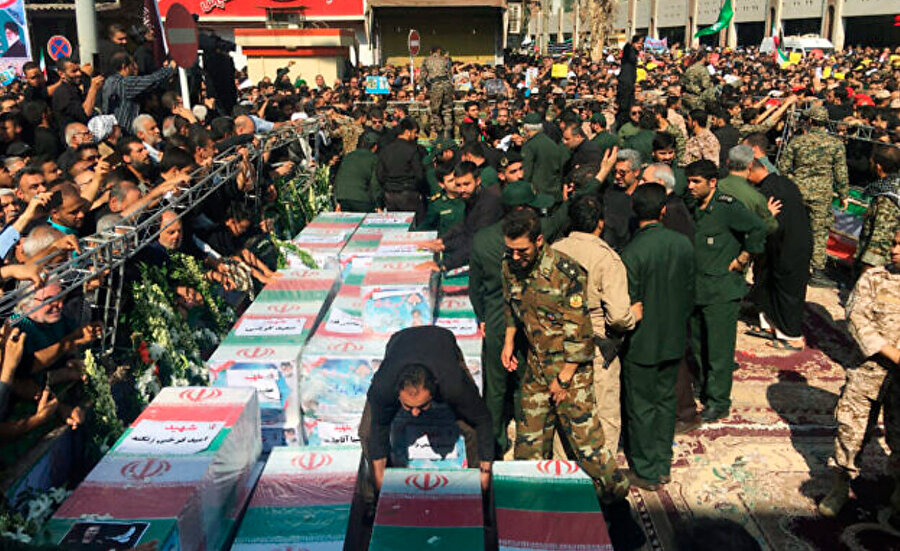 22 Eylül 2018'de Huzistan eyaletinin başkenti Ahvaz'da her yıl düzenlenen askerî geçit törenine asker kılığına giren militanlar ateş açmıştı.