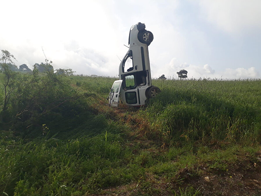 Adana'da garip kaza: Takla atan araç dik durdu