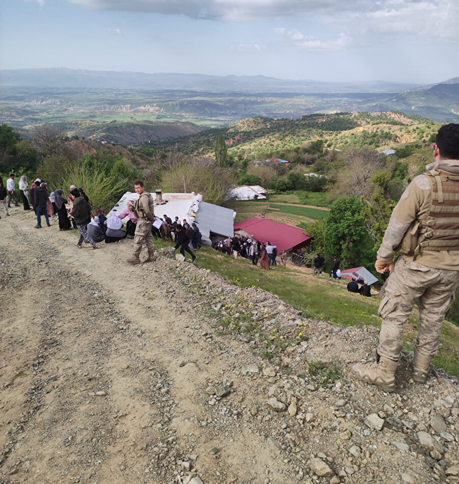 Diyarbakır'da minibüs şarampole devrildi: İki ölü, 13 yaralı