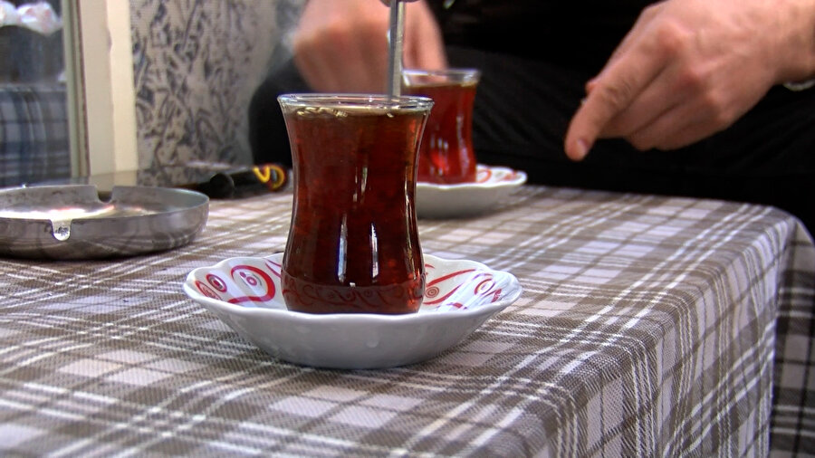 Çay tiryakileri dikkat: Sıcak ve hızlı içildiğinde kanser riskini artırıyor