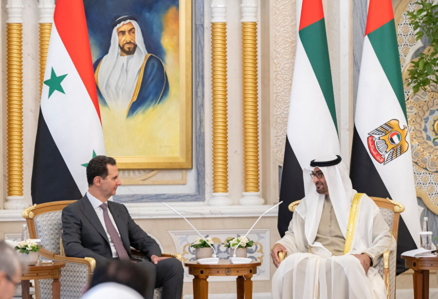 Mart ayında, Suriye Devlet Başkanı Beşşar Esed, Birleşik Arap Emirlikleri’ne (BAE) düzenlediği resmî ziyarette BAE Devlet Başkanı Şeyh Muhammed bin Zayid en-Nahyan ile bir araya geldi.