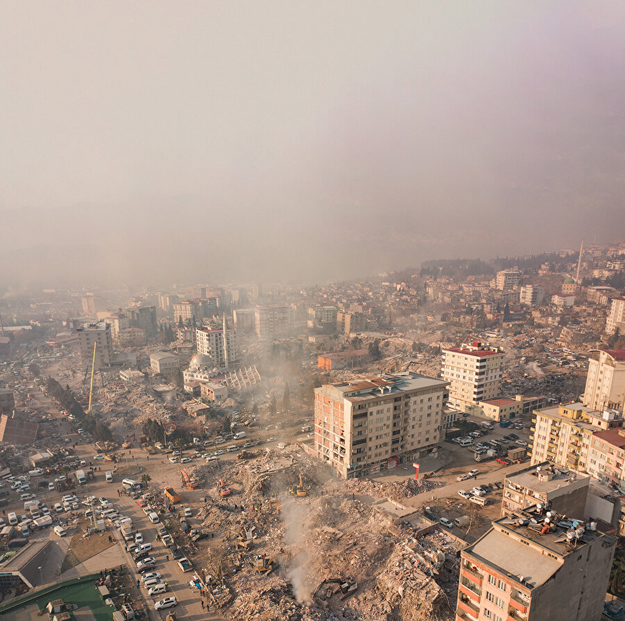 Şehir ortak mülk, ortak hafızadır. Onda sadece bina sahipleri değil, onun önünden arkasından her gün gelip geçen yani göz izi bırakanlar da hak sahibidir. O yüzden şehrin yıkımı bütünüyle hafızanın yıkımıyla ilgilidir.