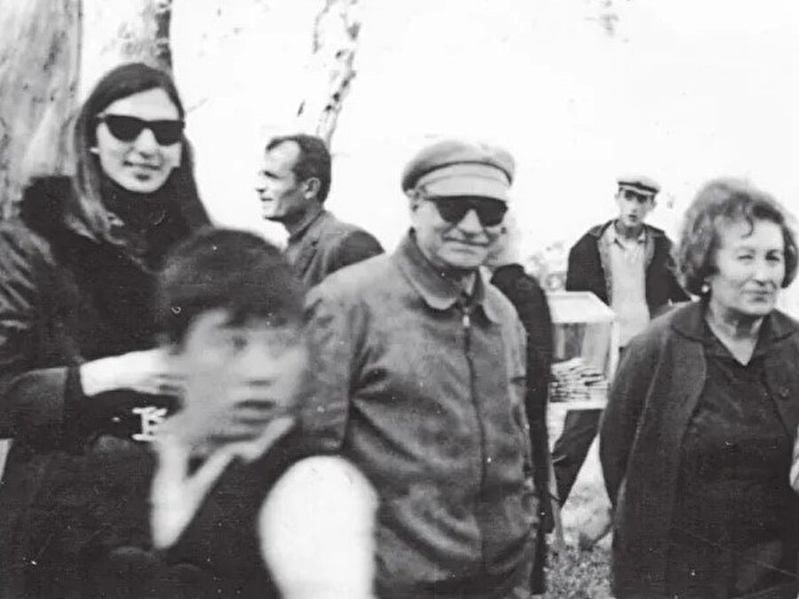 Ayşe Şasa, Kemal Tahir ve eşi Semiha Tahir ile birlikte (1968)