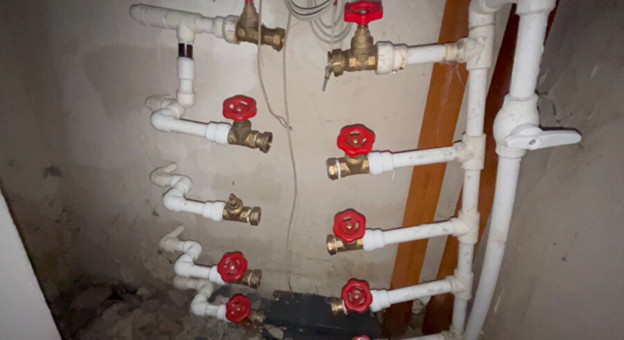 22 su sayacını çaldılar: Bina susuz kaldı