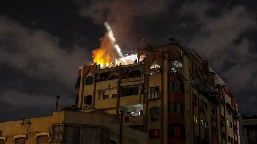 İsrail hava saldırılarında, Gazze'de sivillerin ikamet ettiği bir binanın hedef alınmasının ardından binada yangın çıktı.
