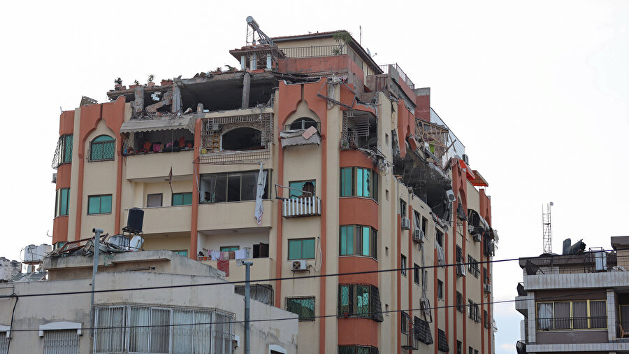 Aynı binanın gündüz çekilen fotoğrafında, hasarın boyutu dikkat çekti.