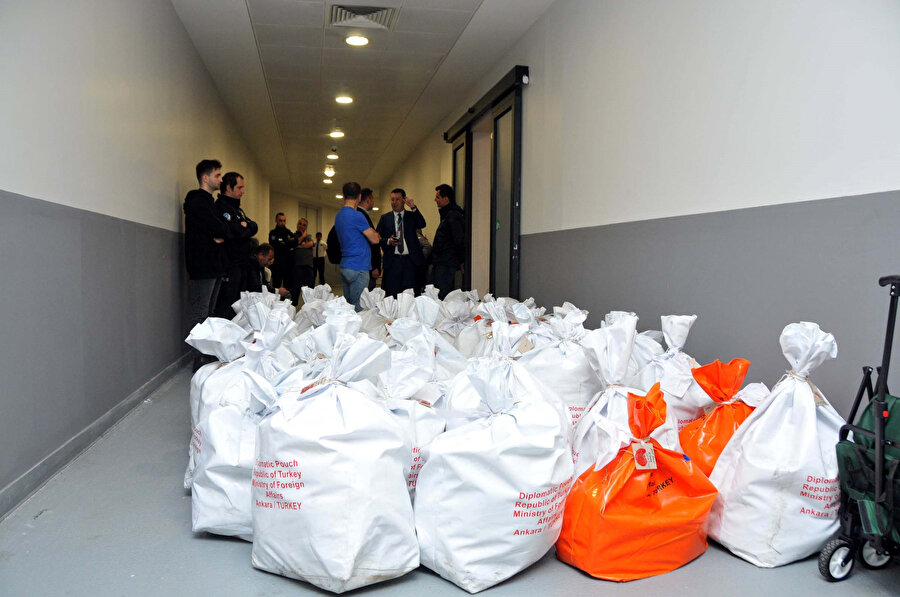 Diplomatik kuryeler eşlik etti: Yurt dışında kullanılan oylar İstanbul'a getirildi