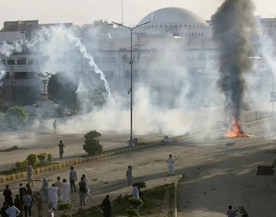 Karaçi, Ravalpindi, Lahor, Peşaver ve diğer birçok şehirde yolları kapatan göstericiler, çeşitli kentlerde kamu mallarına zarar verdi, polis araçlarını yaktı.
