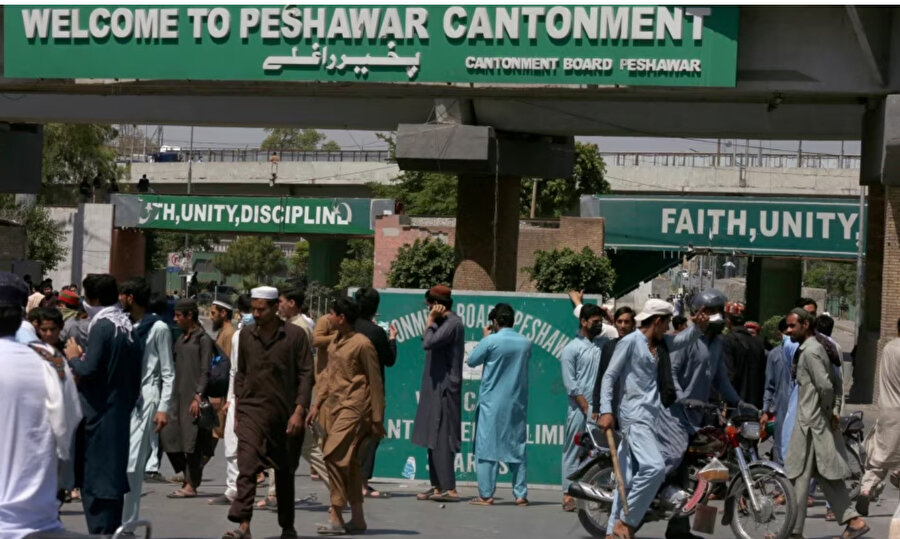 Eski Başbakan İmran Han'ın destekçileri, 10 Mayıs'ta Pakistan'ın Peşaver kentinde tutuklanmasını protesto etmek için bir yolu kapattı.