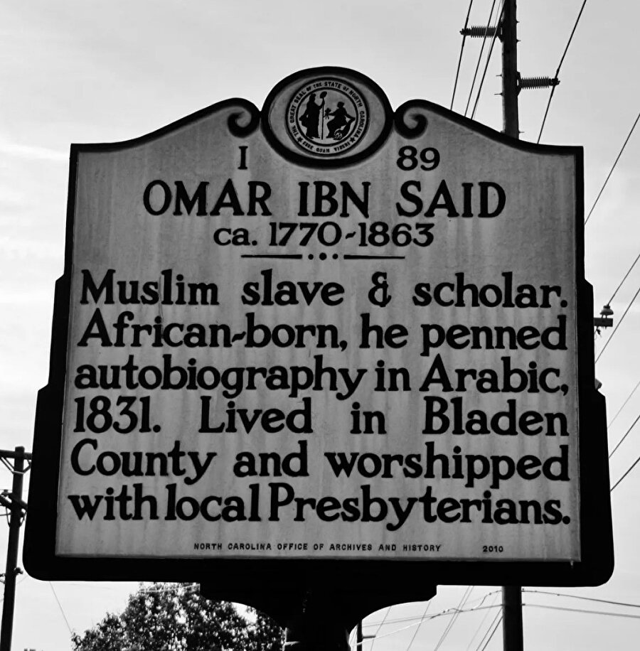Ömer İbni Said anısına Kuzey Carolina Otoyolu üzerine dikilen bir tabela: "Müslüman köle ve âlim. Afrika doğumlu. 1831'de Arapça otobiyografisini yazdı. Bladen County'de yaşadı ve yerel Presbiteryenler ile birlikte ibadet etti."