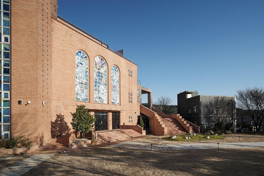 Peyzaj alanı içerisinde vakit geçirme, sosyalleşme ve toplama alanları oluşturuluyor.