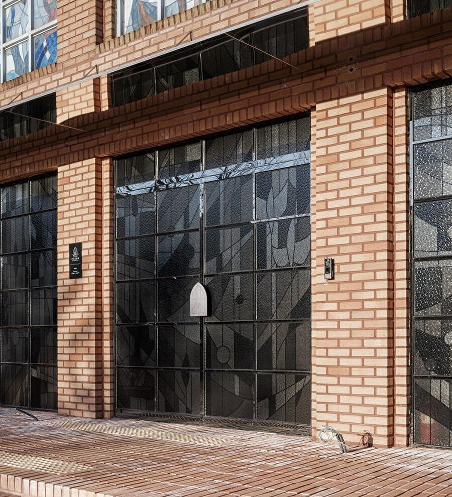 Ana girişte vitray kapılar ziyaretçileri karşılıyor.