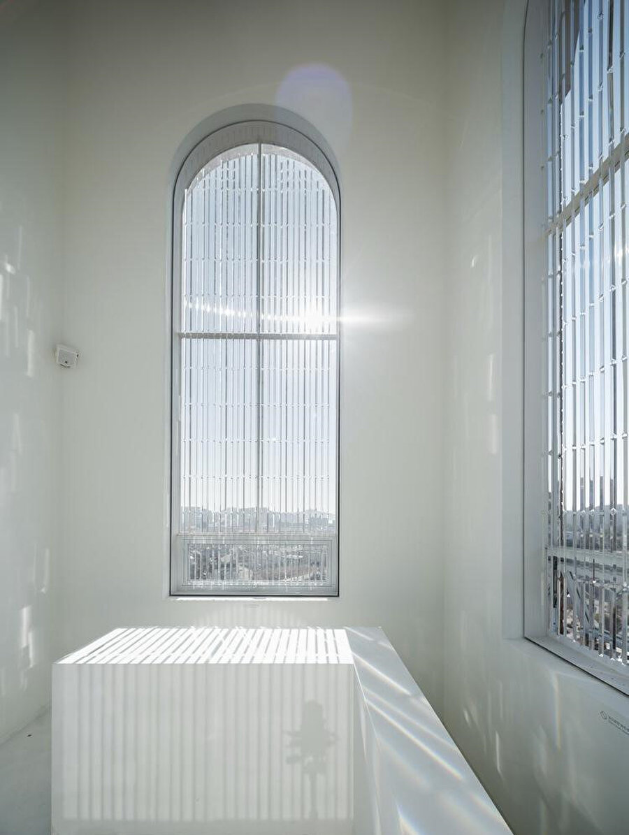 Çan kulesi günlük telaştan izole bir varış noktası gibi kurgulanıyor.