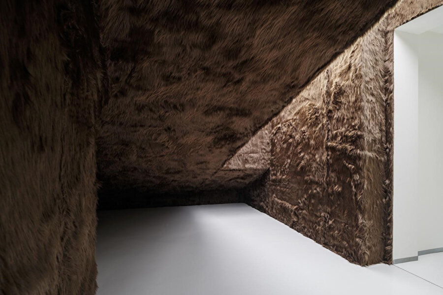 “Hayvan Fısıltıları”, sergisi yumuşak dokularla kaplı mekanlardan meydana geliyor.