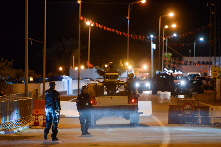 Cerbe tatil adasındaki çatışmanın ardından polis, Garibe Sinagogu yakınlarındaki alanı güvenlik altına aldı.