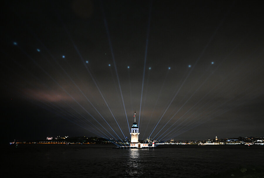 Kız Kulesi ışık ve lazer şovuyla açıldı