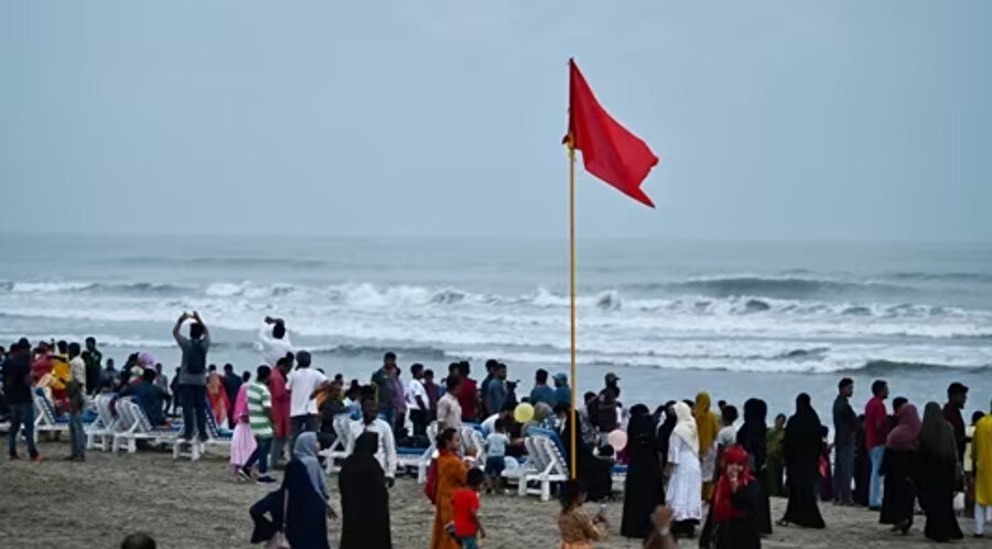 12 Mayıs 2023'te yaklaşmakta olan Mocha Kasırgası için bir uyarı işareti olarak Cox's Bazar sahilinde radyasyon bayrağı dalgalanıyor.