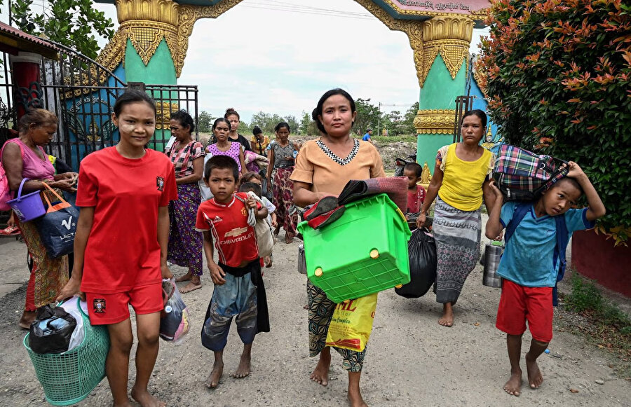 İnsanlar, beklenen Mocha Kasırgası öncesinde Myanmar'ın Rakhine eyaletindeki Sittwe kasabasındaki bir manastıra sığınmak için geliyor.