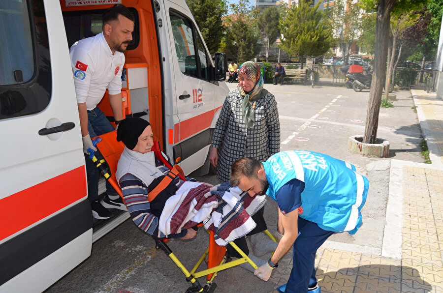 Oy kullanmaya sedyeyle geldiler