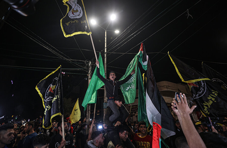 Ateşkesin yürürlüğe girmesinin ardından Gazze'de yüzlerce kişi kutlama için sokaklara çıktı.