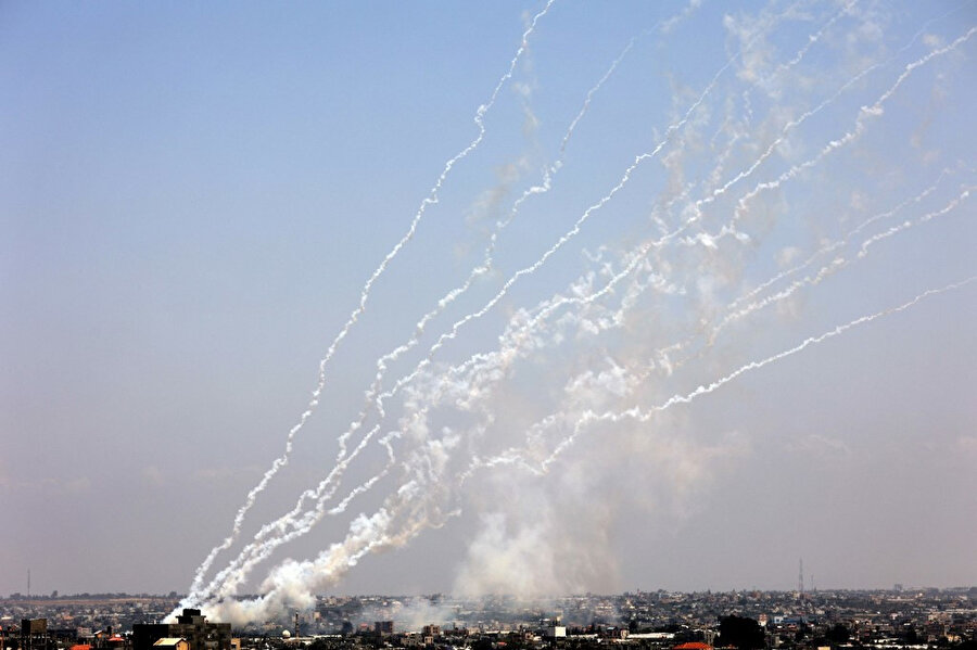 Ateşkesin saatler ardından Gazze'ye saldırılarına devam eden İsrail ordusu, İslami Cihad'a ait hedefler ile roketatarların vurulduğu aktardı.