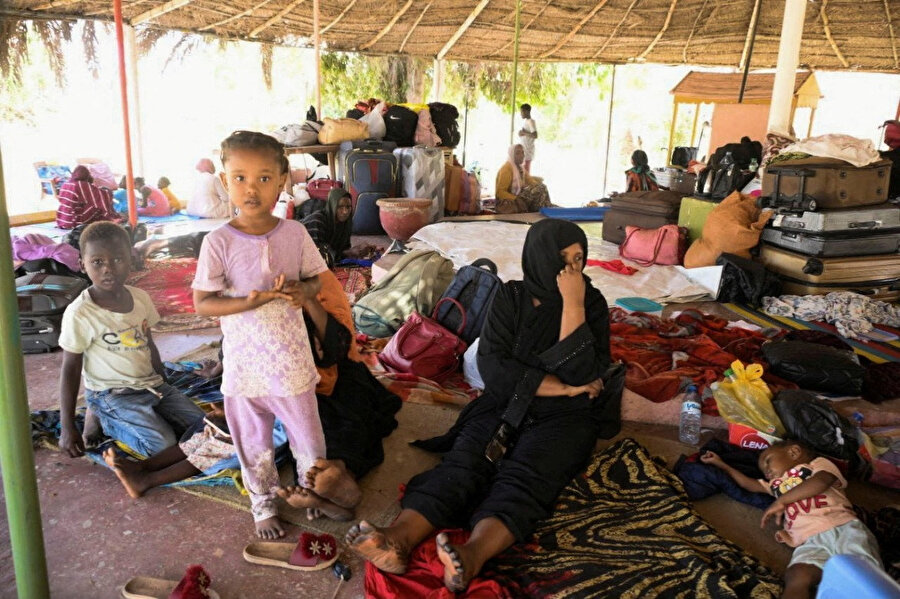 Sudan'ın başkenti Port Sudan'da yaşanan krizin ardından güvenli ülkelere tahliye çağrısı yapılan Sudanlılar, Coral Garden Oteli'nin yanındaki kamp merkezinde dinlenirken…