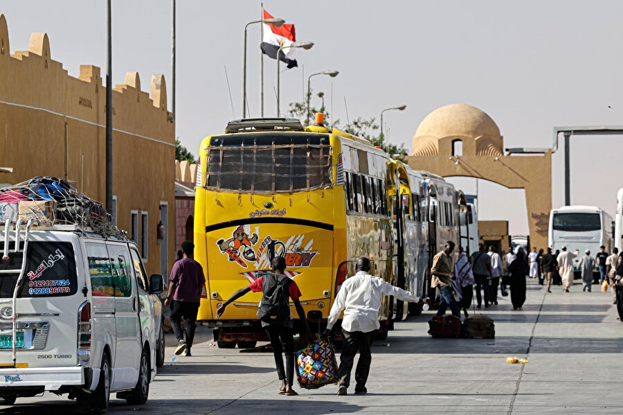Savaştan zarar gören Sudan'dan kaçan yolcular, Mısır ve Sudan arasındaki Kastal Kara Limanı’na vardı.