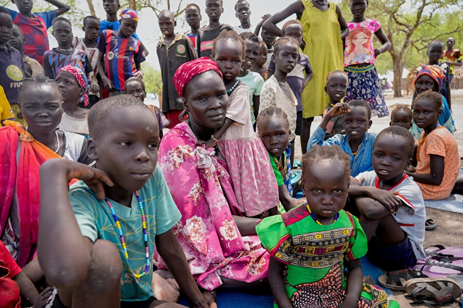 Çoğu Güney Sudanlı olan 40 binden fazla insan, yaklaşık bir ay önce Sudan'da çatışma patlak verdiğinden beri sınırı geçerek Güney Sudan'a geçti, ancak aralarından birçoğu, hâlâ çatışmalarla boğuşan bölgelere geri dönüyor.