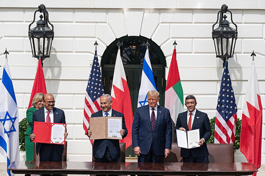 (Soldan sağa) Bahreyn Dışişleri Bakanı Abdullatif bin Raşid al Zayani, İsrail Başbakanı Binyamin Netanyahu, ABD Başkanı Donald Trump ve BAE Dışişleri Bakanı Abdullah bin Zayid El Nahyan, Abraham Anlaşmaları'nın imza töreninde.
