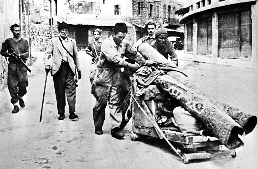 Filistinliler, İsrail'in 14 Mayıs 1948'de işgal ettiği Filistin topraklarında bağımsızlığını ilan etmesi ve Filistinlileri zorunlu göçe tabi tutması nedeniyle 15 Mayıs'ı "Nekbe" (Büyük Felâket) olarak anıyor.