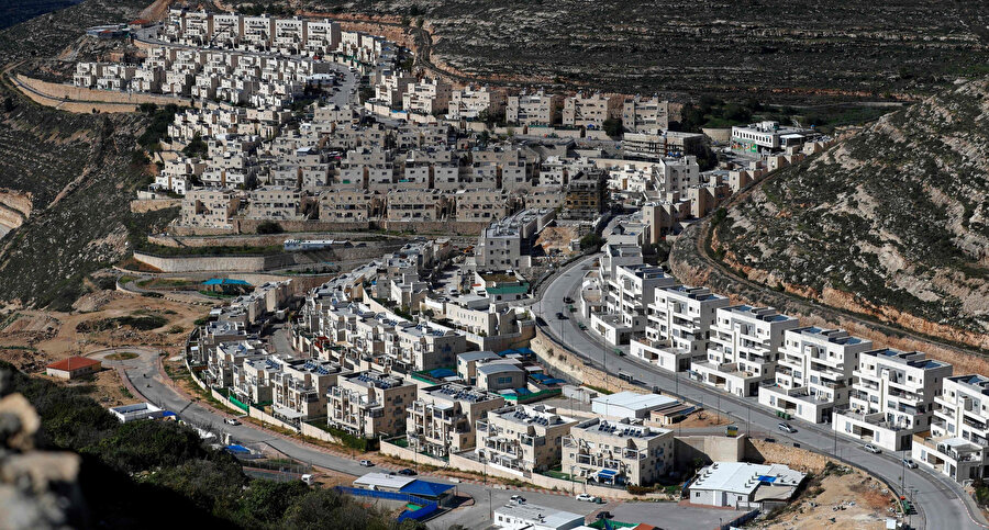 Günümüzde, işgal altındaki Batı Şeria'da 250'den fazla yasa dışı Yahudi yerleşim birimi bulunuyor.
