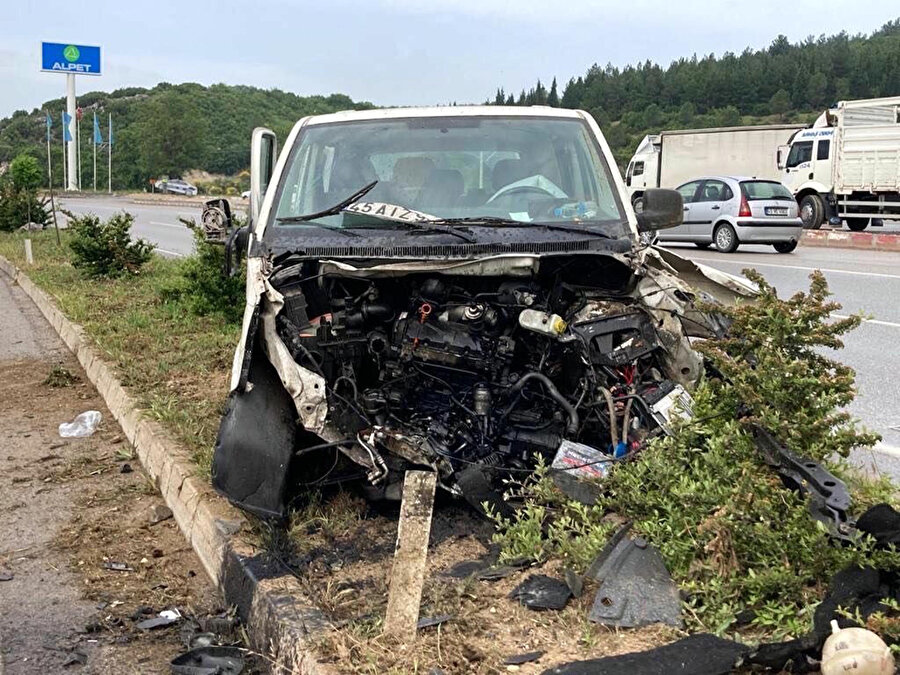 Manisa'da üç aracın karıştığı kaza: 12 yaralı