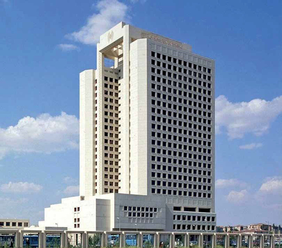 Türkiye diğer ülkelerden farklı olarak doğrudan değil, üretimin devam edebilmesi için dolaylı destekleri artırdı. Bu yolla üretim ve istihdam devam etti, devlet de vergi geliri elde etmeyi sürdürdü.