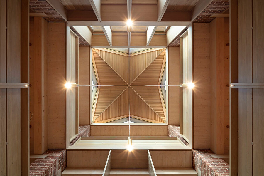 Çatı geometrisi kütüphanenin karakterinde önemli bir yere sahip. 