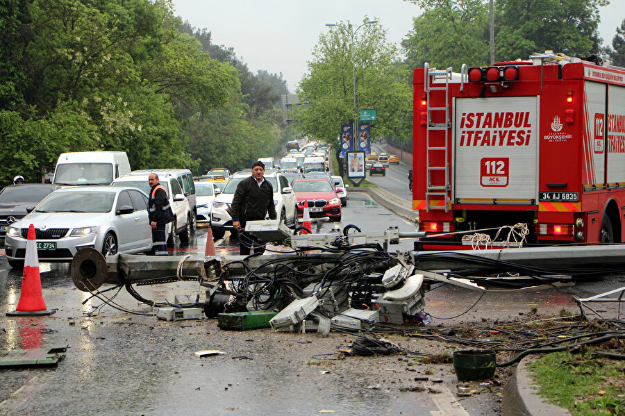 İstanbul'da İETT otobüsü önce direğe ardından otomobile çarptı