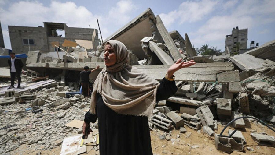 Nabhan'ın geniş ailesi, Gazze Şeridi'nin kuzeyindeki evlerinin enkazının yakınında, bir İsrail hava saldırısının dört katlı binalarını dümdüz etmesinden sonra, yerinden edilmiş ilk gecelerini yerde, açıkta uyuyarak geçirdi.