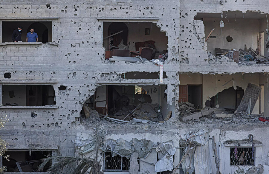 Filistinliler, yıkılan evlerini inceliyorlar.