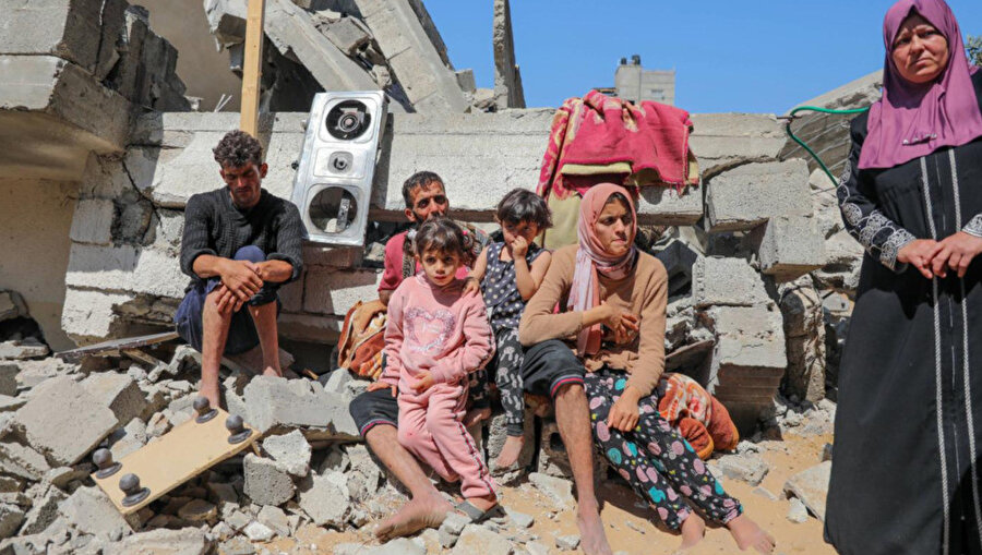 Um Muhammed (sağda) ve 50 kişilik geniş ailesi, İsrail hava saldırısının evlerini yıkmasının ardından evsiz kaldı.